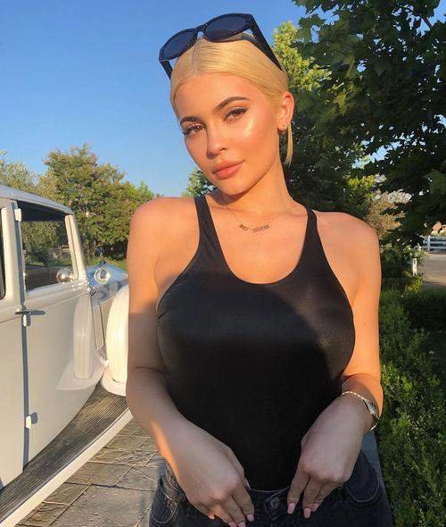 凱莉詹娜最新時尚圖片,潮流引領風采