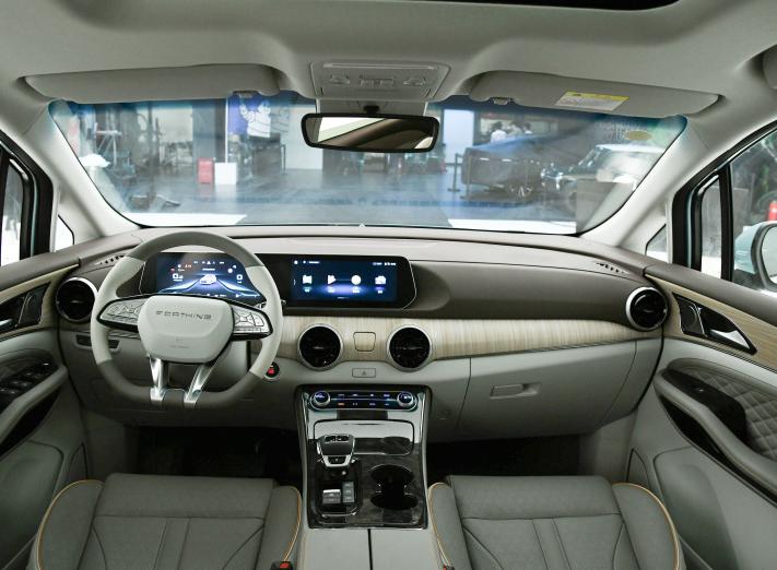 最新上市MPV車型,科技與舒適的完美融合