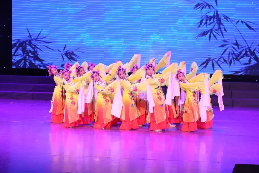 男孩獲獎幼兒舞蹈,自然美景的心靈之旅展演