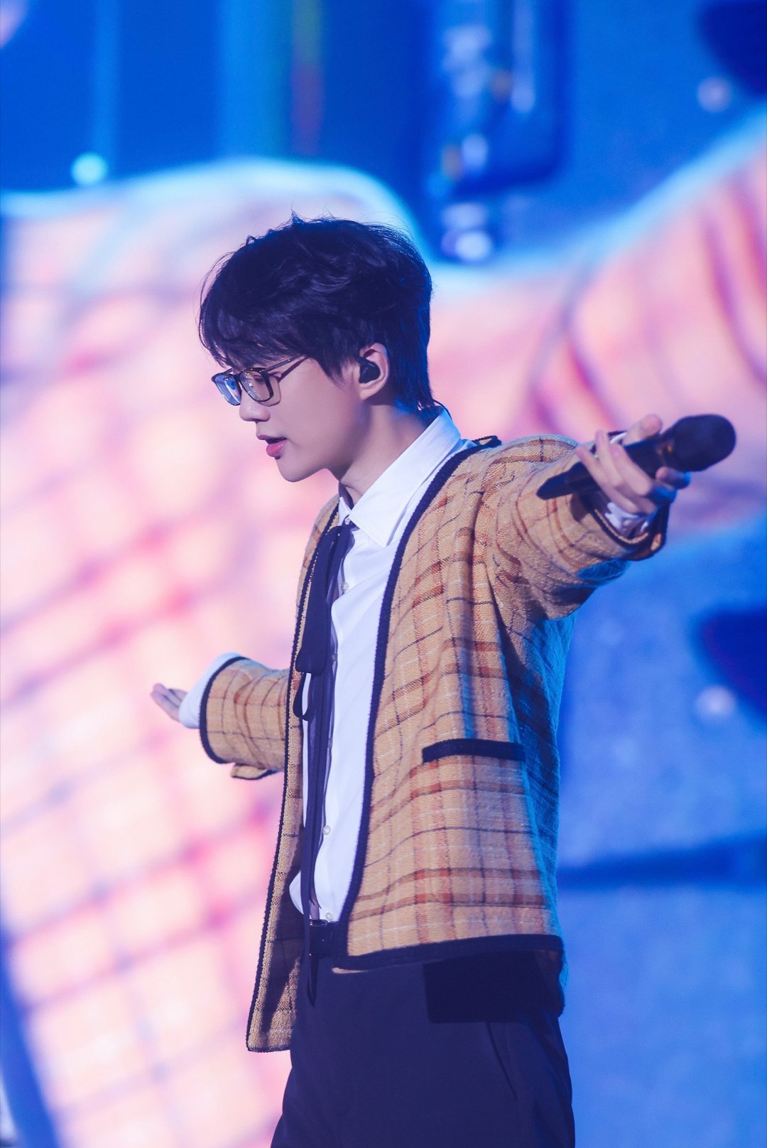 許嵩最新圖片2024，小巷深處的音樂情懷與獨特小店風采