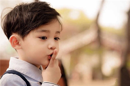 胡氏男孩霸氣名字一覽，獨特小巷風情帶你探索新名字的魅力