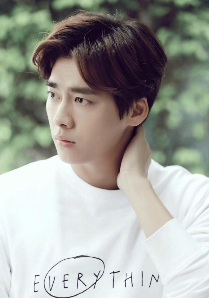 李易峰最新消息與愛豆動態,科技新品引領潮流趨勢