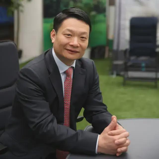 微信頭像男中年,擁抱自然美景的旅行風采