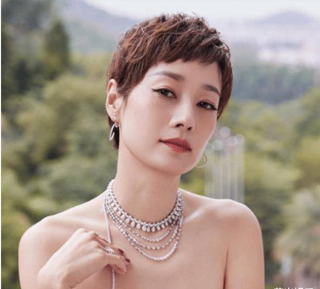 馬伊琍機場近照引發公眾焦點與隱私邊界熱議