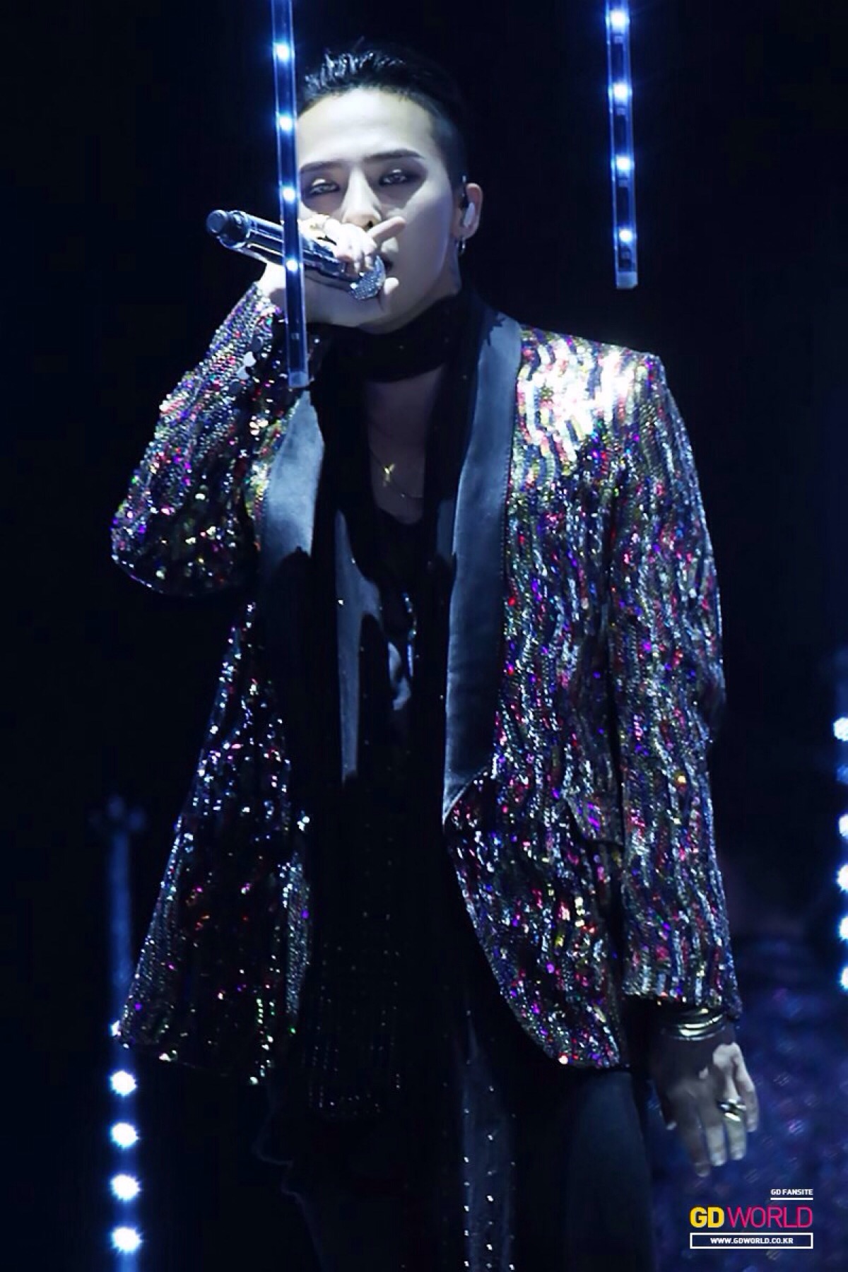 權志龍演唱會視頻,小巷音樂魔法與特色小店探秘