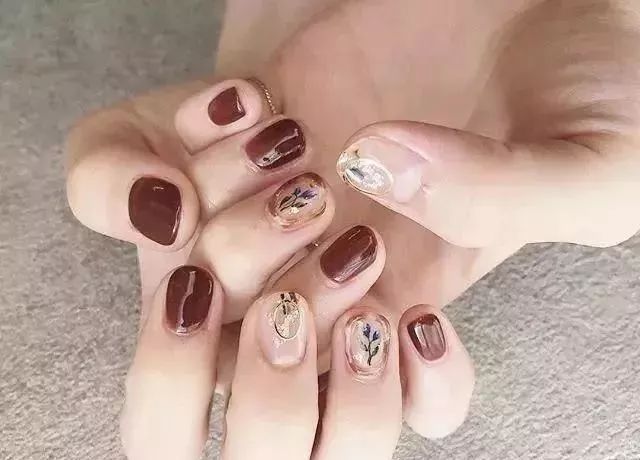 探索美甲秘境，2024最新潮流款式之選