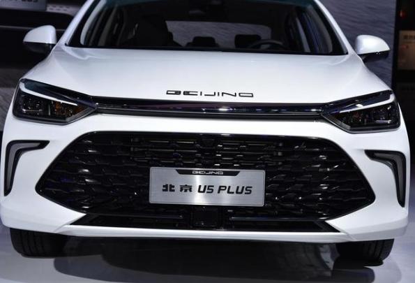 探秘小巷中的時(shí)尚寶藏，U5最新款獨(dú)特時(shí)尚之旅