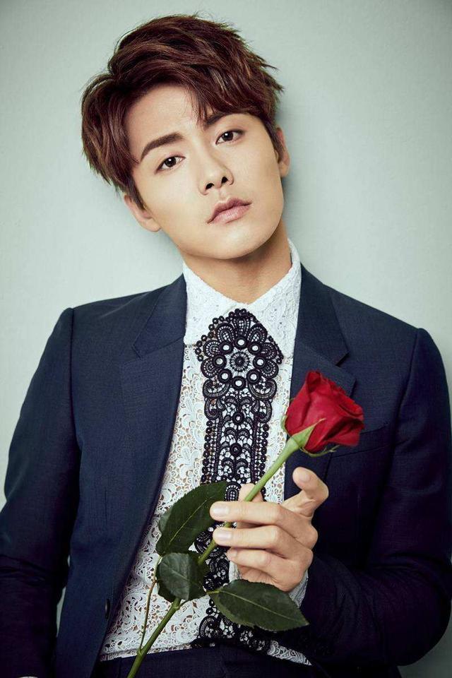 嘴巴魅力男明星，從變化中展現自信與成就的力量