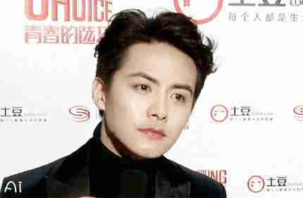 嘴巴魅力男明星,從變化中展現自信與成就的力量