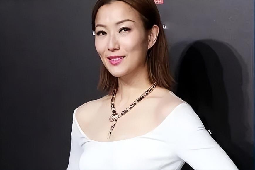 明星胸罩背后的故事，勵志之旅展現自信光芒