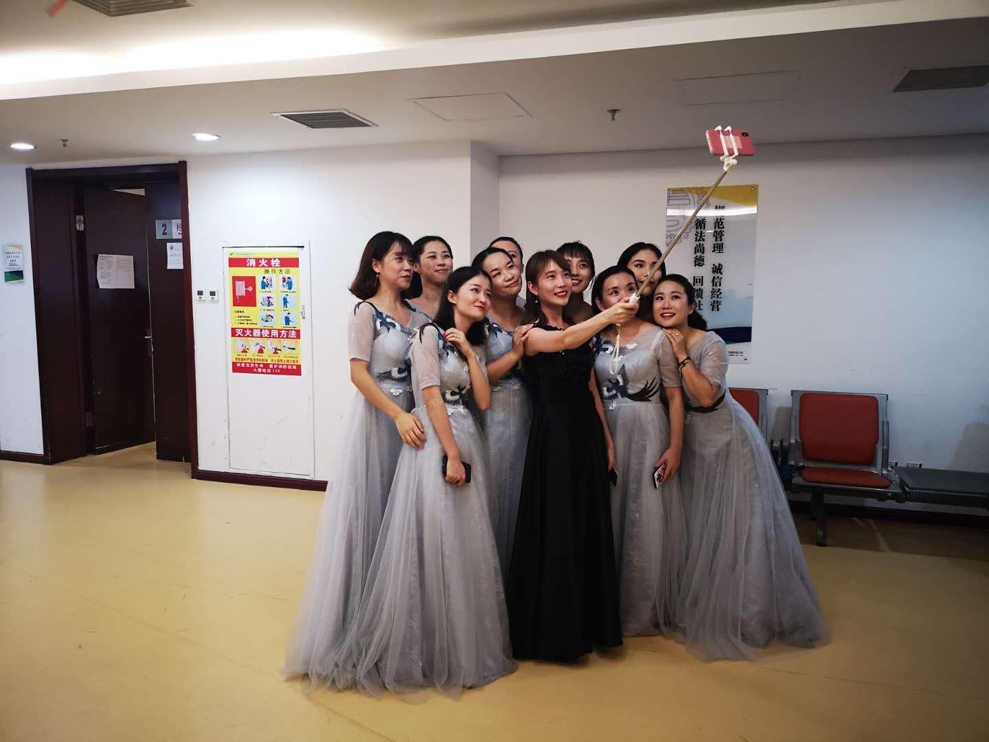 演員合唱版，小巷深處的獨特音符魅力