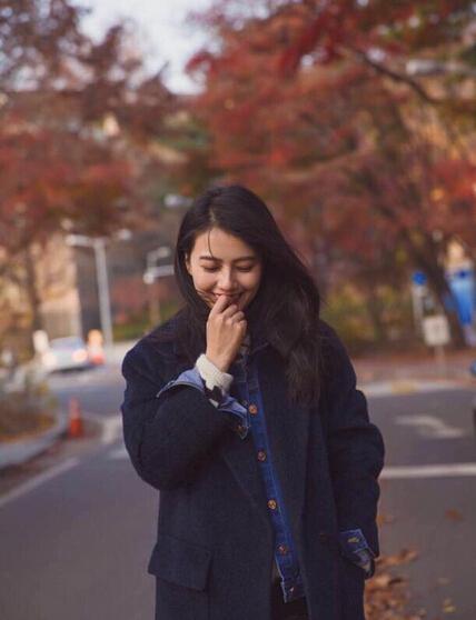 小宋佳最新街拍圖片及小巷深處的隱藏特色小店探秘