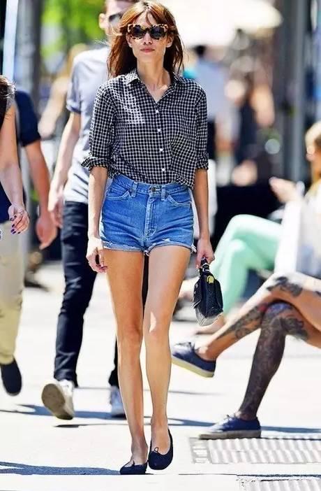 小宋佳最新街拍圖片及小巷深處的隱藏特色小店探秘