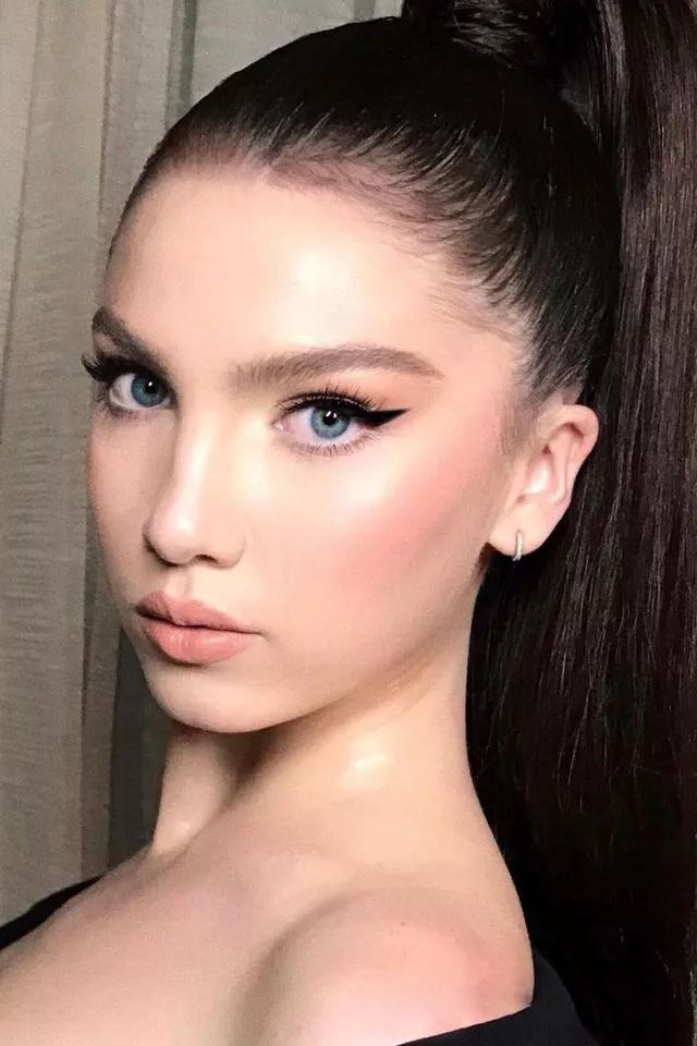 最新潮流妝容,展現溫馨日常的時尚魅力