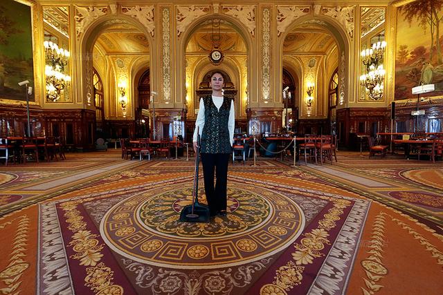 皇家賭場新篇章開啟，賭桌與皇權的交織之旅 ????