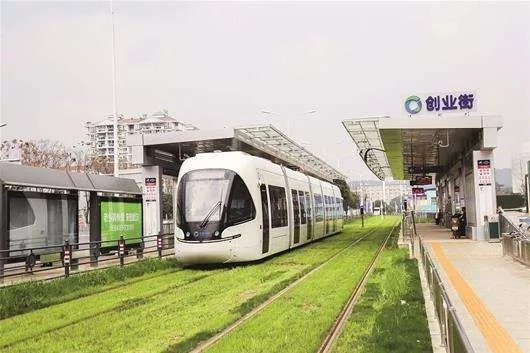 光谷有軌電車最新動態揭秘，電車上的溫馨日常