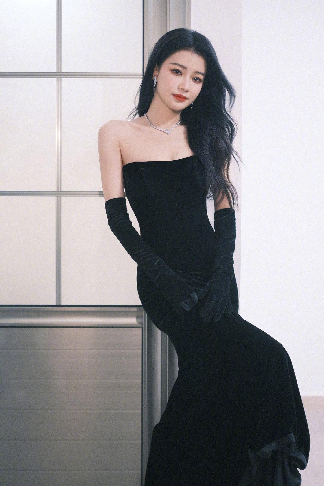 明星低胸裝，時(shí)尚還是爭議的焦點(diǎn)？