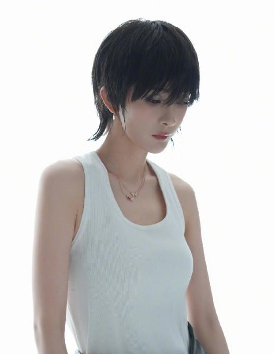 ??楊冪最新短發造型亮相，魅力逼人！