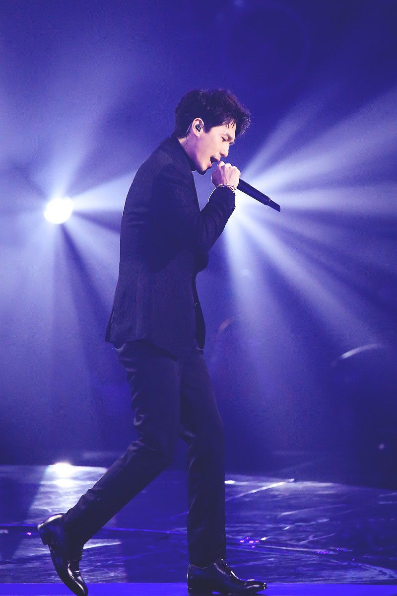 音樂舞臺上的璀璨之星，男性唱歌明星風采展示