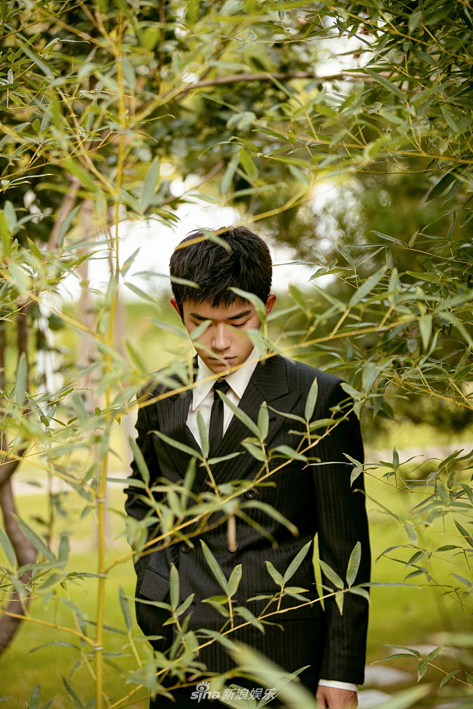 易烊千璽最新寫真與小巷特色小店探秘