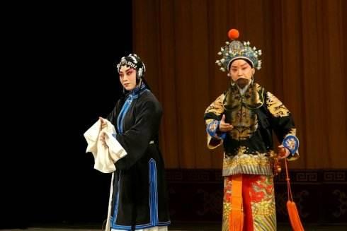 王佩瑜新視頻揭秘小巷特色小店，獨(dú)特風(fēng)味，必探之地