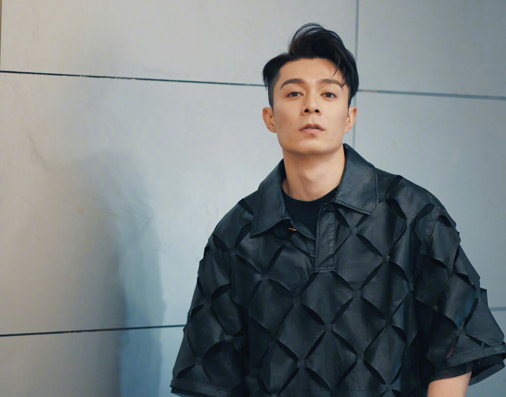 周柏豪最新寫真熱血出爐，魅力瞬間閃耀鏡頭！