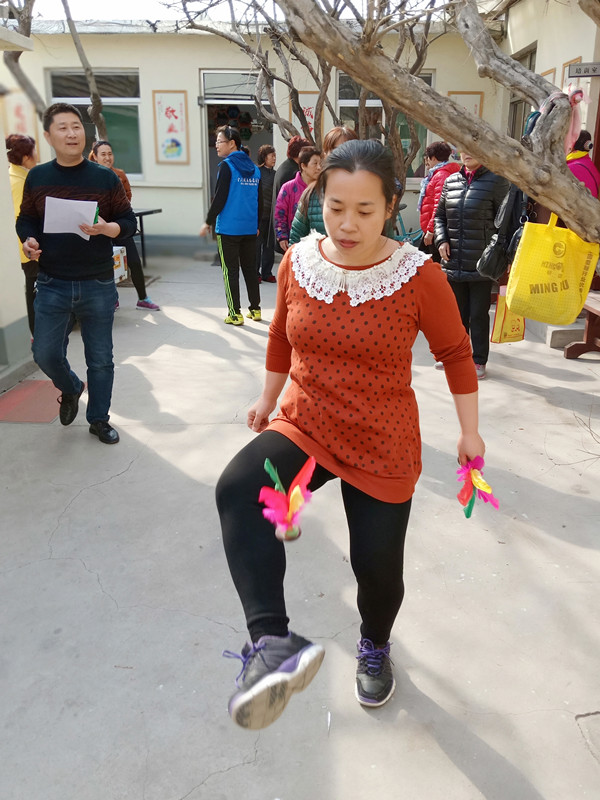 小巷深處的特色小店，多人踢毽子比賽規則與挑戰！