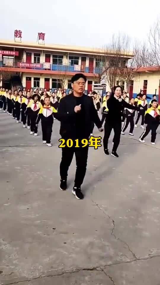 權(quán)謀張鵬飛的最新動態(tài),小巷中的獨特風(fēng)味探索之旅揭秘