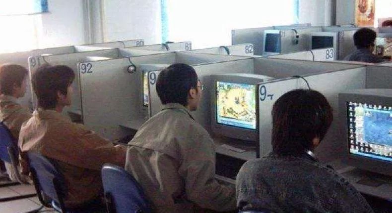 網(wǎng)吧電競(jìng)比賽，熱血競(jìng)技，激情燃燒時(shí)刻