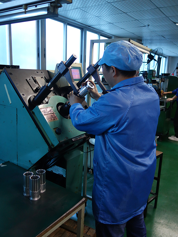 深圳表殼磨房技術熟練工，小巷工藝傳奇