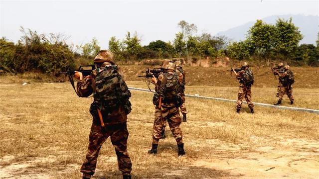老電影偵察兵的高科技新品未來體驗(yàn)，觸手可及的未來偵察之旅
