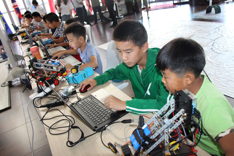 機器人編程大賽激戰開啟，編程高手的競技舞臺