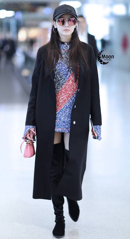 科技與時尚交匯，明星大衣街拍圖片展現時尚風采