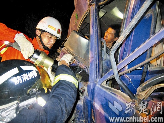 鄂州車禍最新動態,事故原因、救援進展及預防措施分析揭秘