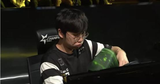 解析賽場現(xiàn)狀,為何比賽中鮮見薇恩身影?探究薇恩在比賽中的冷門原因。