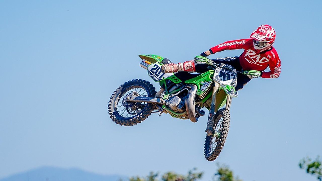 山地摩托車比賽視頻，巔峰速度與激情的對決