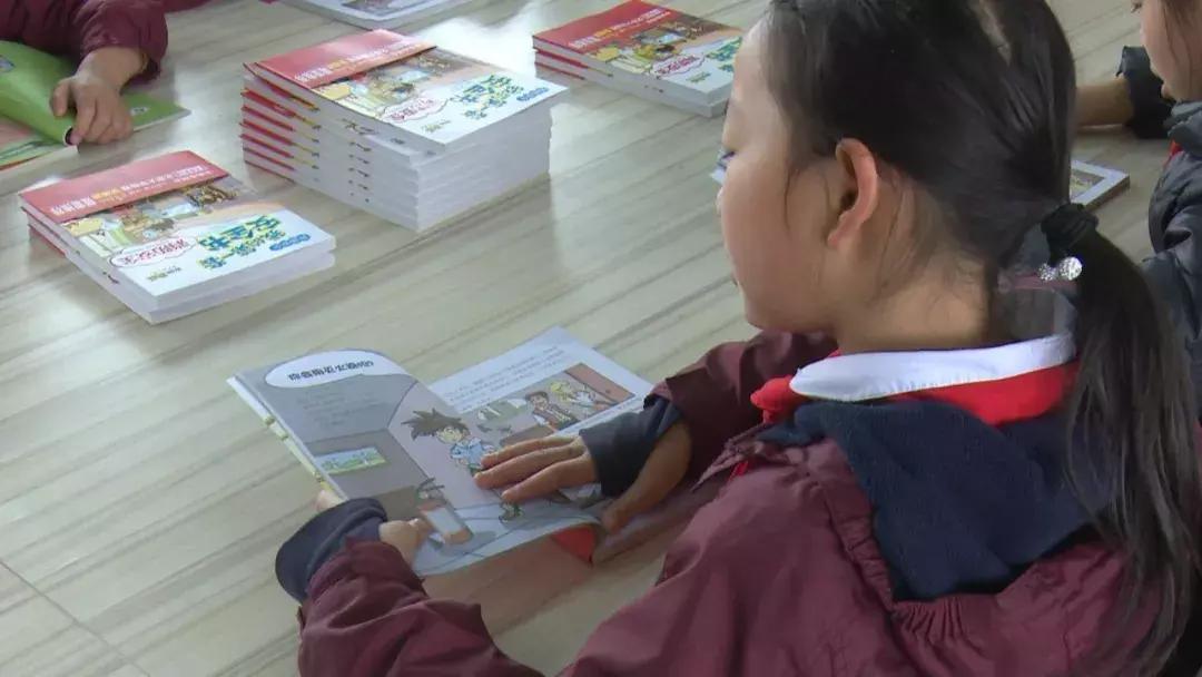 消防動漫人物，高科技守護者，點亮安全之光之光榮使命的守護者。