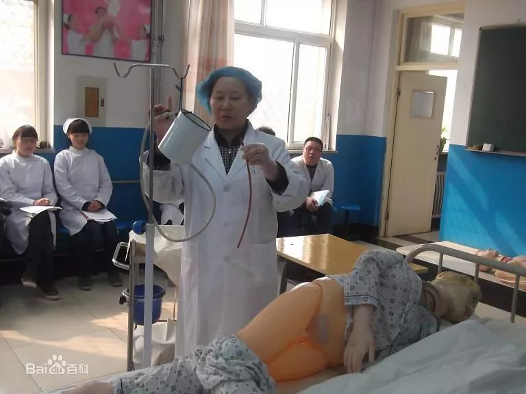 灌腸比賽的奇妙冒險之旅，變化、學習與自信的碰撞