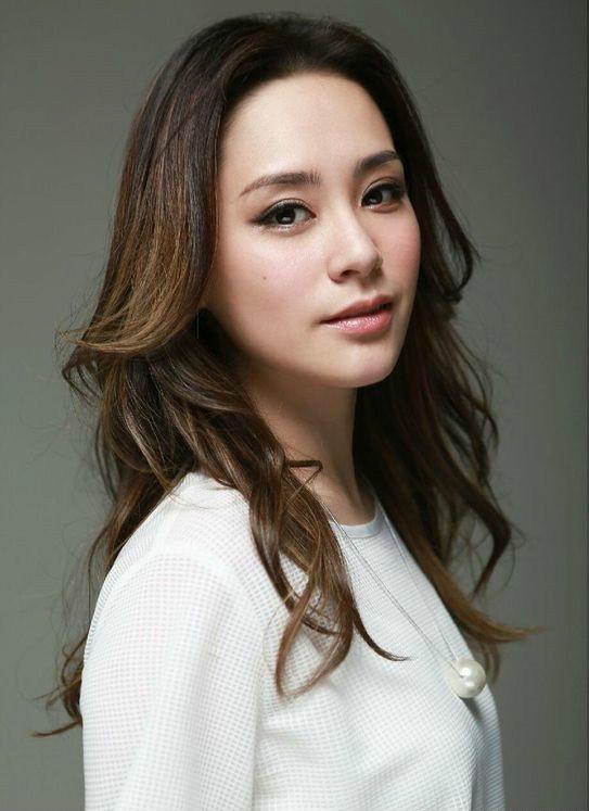 探索明星背后的力量，左右明星的世界揭秘