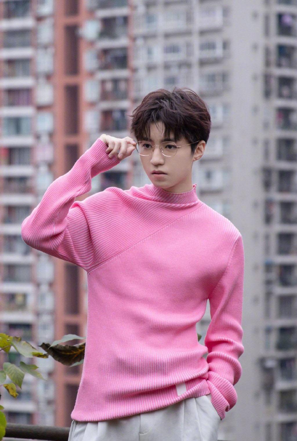 時尚之旅，最新男生服飾展現自信與成長風采